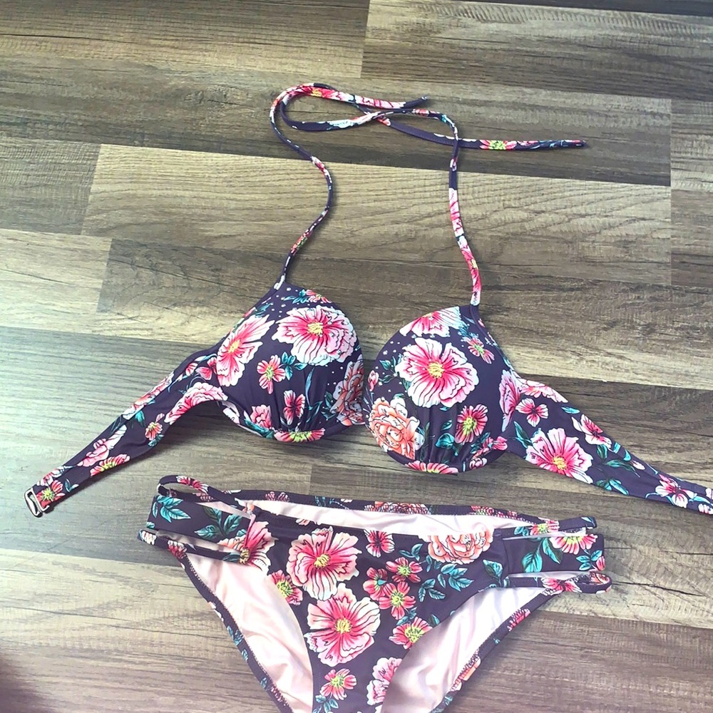 Grey floral bikini. Cute details!